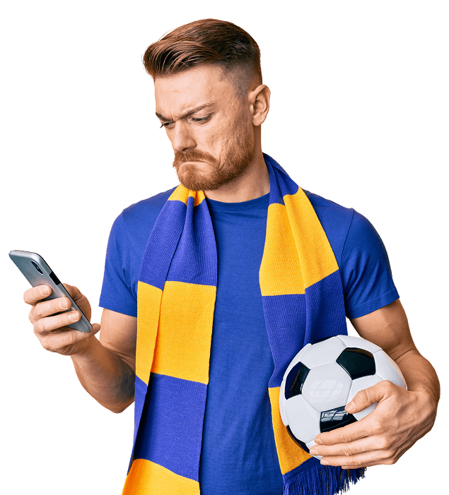 Torcedor com celular e bola